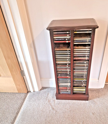 CD Regal Mahagoni mit 70 verschiedenen CDs Oper, Klassik, Filme 29 x 14 x 9 cm 