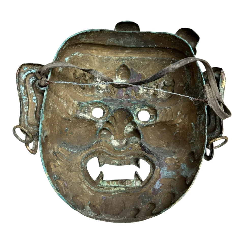 Antigua máscara ritual de bronce del Himalaya - cara de demonio dorado con calaveras Foto 3 de 4