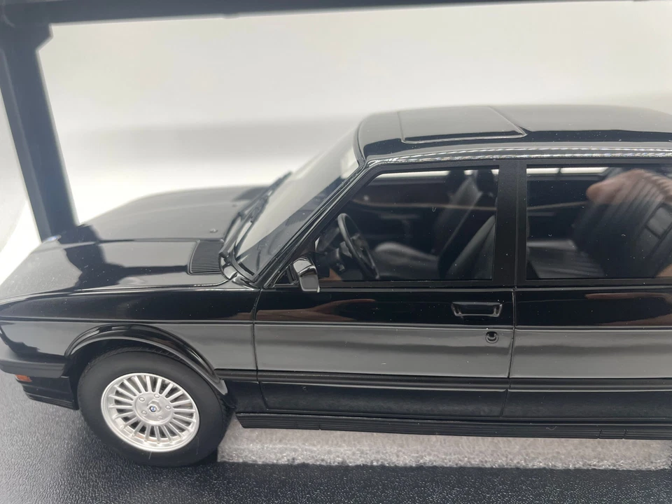 Maxima Models 1:18 Scale Resin Model Car BMW M5 Black New in Box - Image 4 of 4