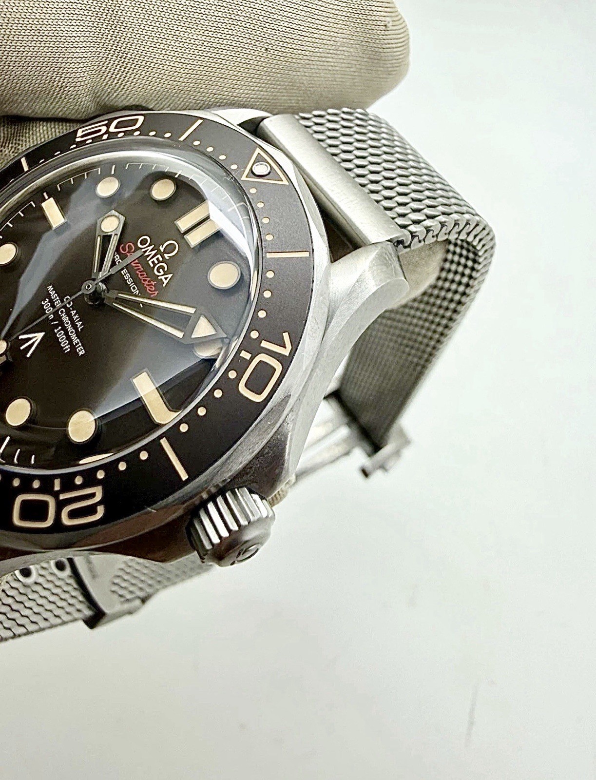 Omega Seamaster Diver 300M 210.90.42.20.01 42mm Titanium 2 Straps James Bond 007 image 7