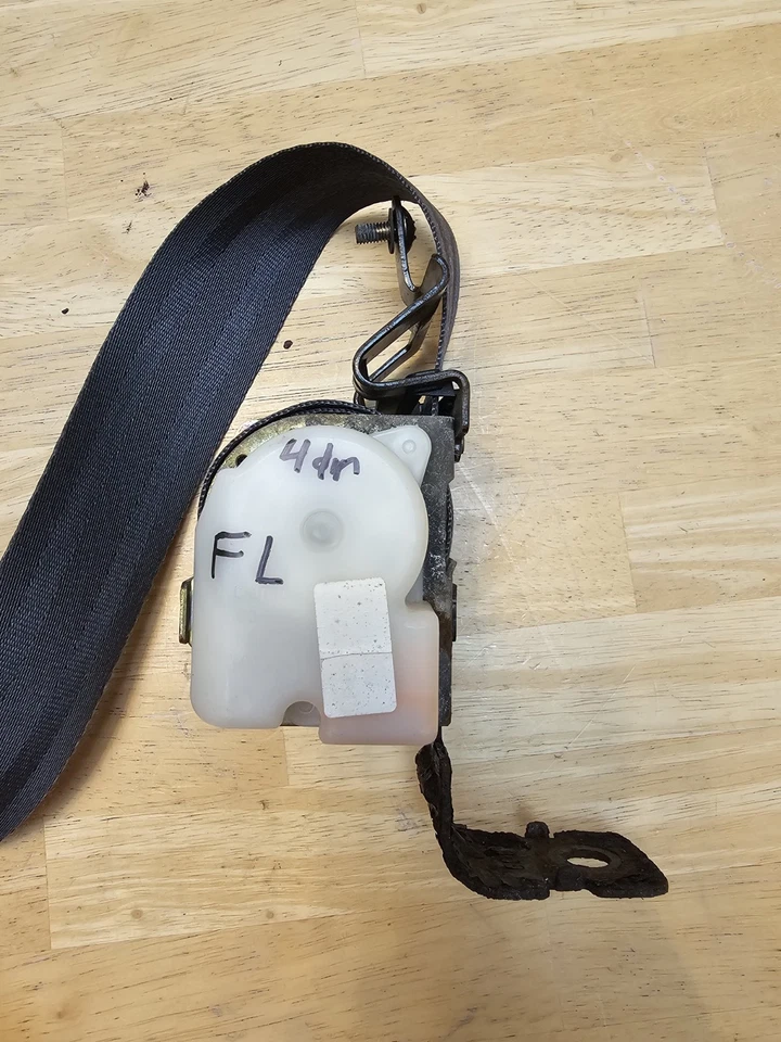 Cinturón de seguridad delantero izquierdo 96-98 Geo Tracker Suzuki Sidekick 4 puertas Foto 3 de 4