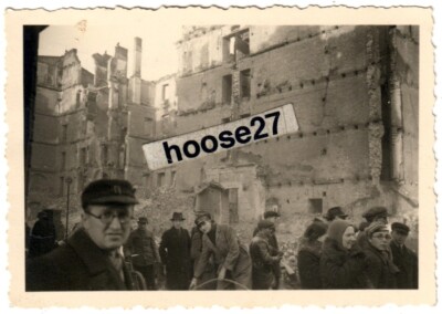 Foto WH Warszawa Anstehen nach Wasser Zivilsten Ruinen Polen 1939 2.WK orig 9535