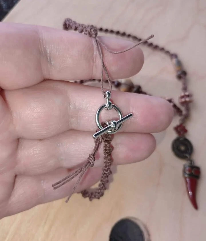 Colgante I Ching en collar de cáñamo con cuentas de ágata de encaje mexicano y cuentas de madera Foto 4 de 4