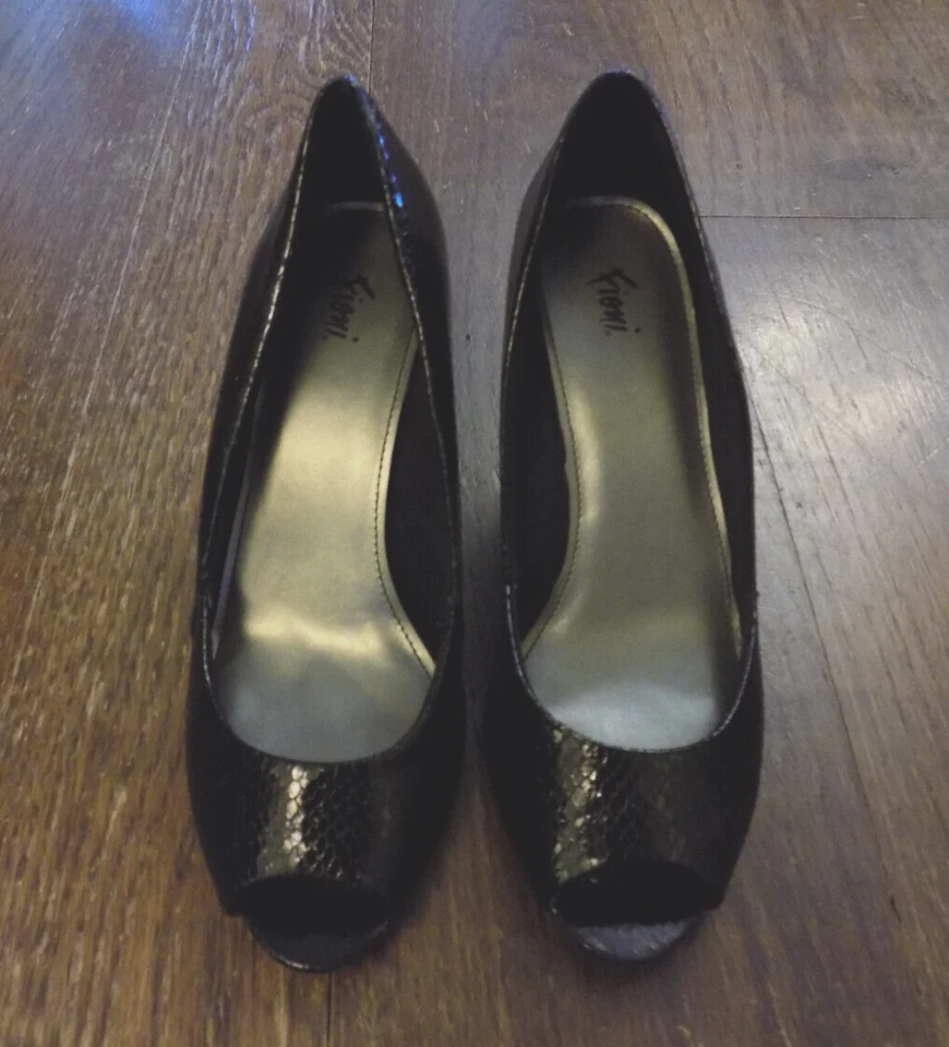 EUC Fioni 84011 Black Shiny Snake Peep Toe Classy Pumps 2.75" Heels sz 6W Pretty - Image 2 of 4
