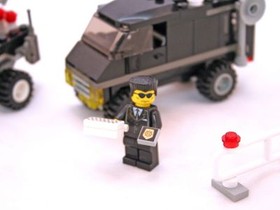 POLICE 4WD and UNDERCOVER VAN, Lego World City: Police 7032 - NEW in Sealed Box!