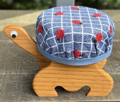 Ancien coussin épingle tortue en bois avec yeux lunettes 3" années 70 coccinelles kitsch - Photo 1/7
