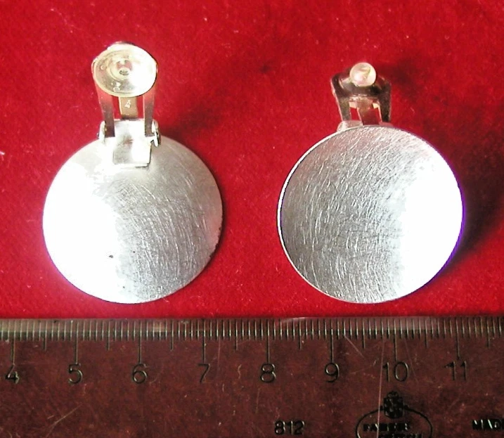 DESIGNER-OHRSCHMUCK VON PETRA MEIREN KAUTSCHUK OHRCLIPS MESSING VERSILBERT - Bild 4 von 4