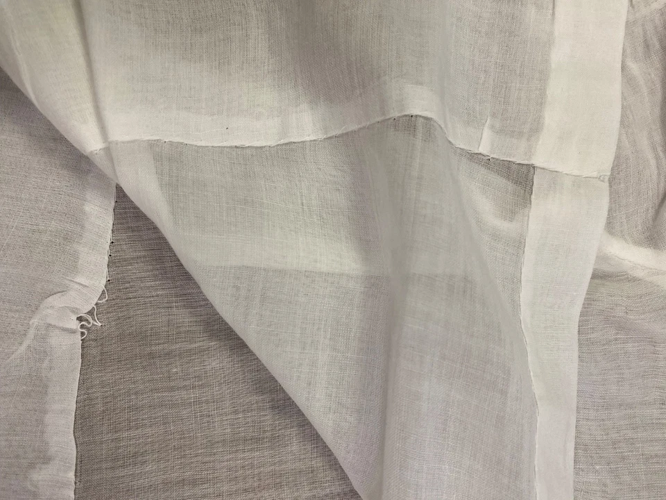 Vestido de bebé blanco bordado vintage hecho a mano con cuello Foto 4 de 4