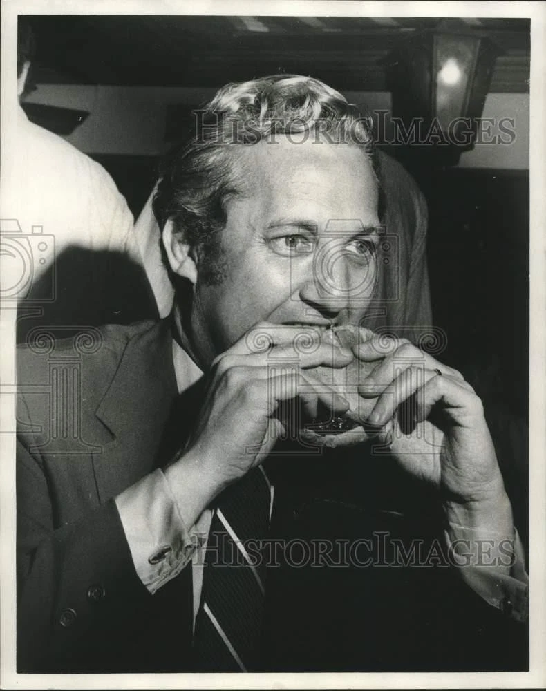 1970 Press Photo New Orleans Mayor Moon Landrieu Enjoys A Sandwich - nob62350
