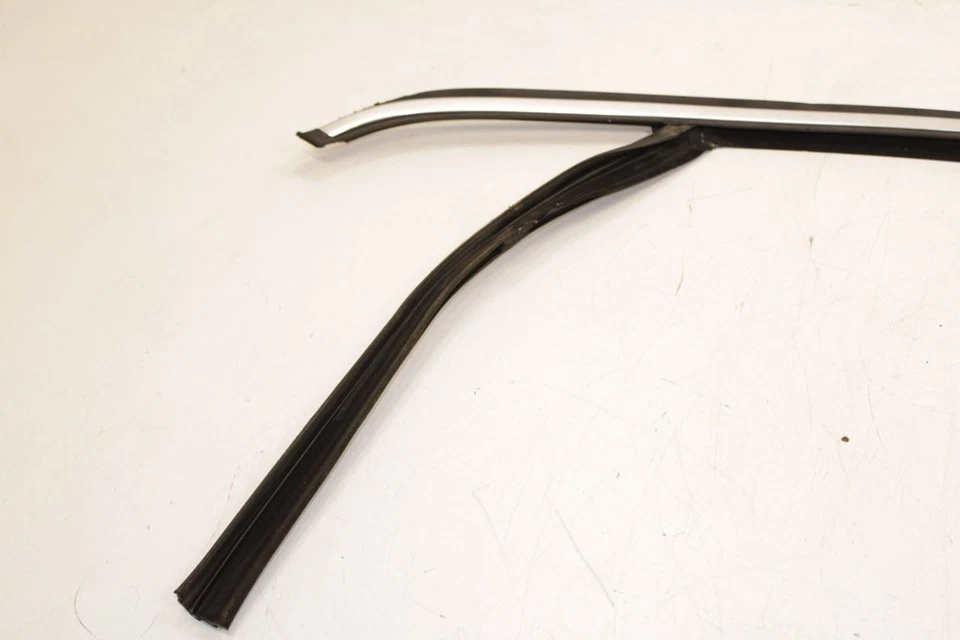 Canal de funcionamiento de la puerta delantera izquierda Volvo S60 2011-2018 con correa moldeada Foto 4 de 4