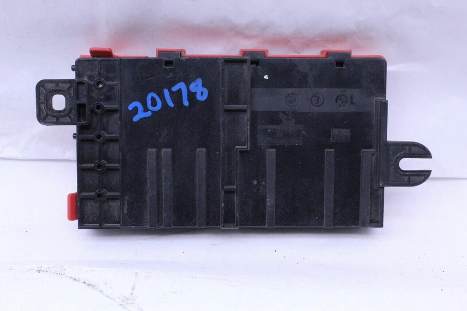 BMW M4 2015 caja de distribución de energía de batería OEM usada Foto 2 de 4