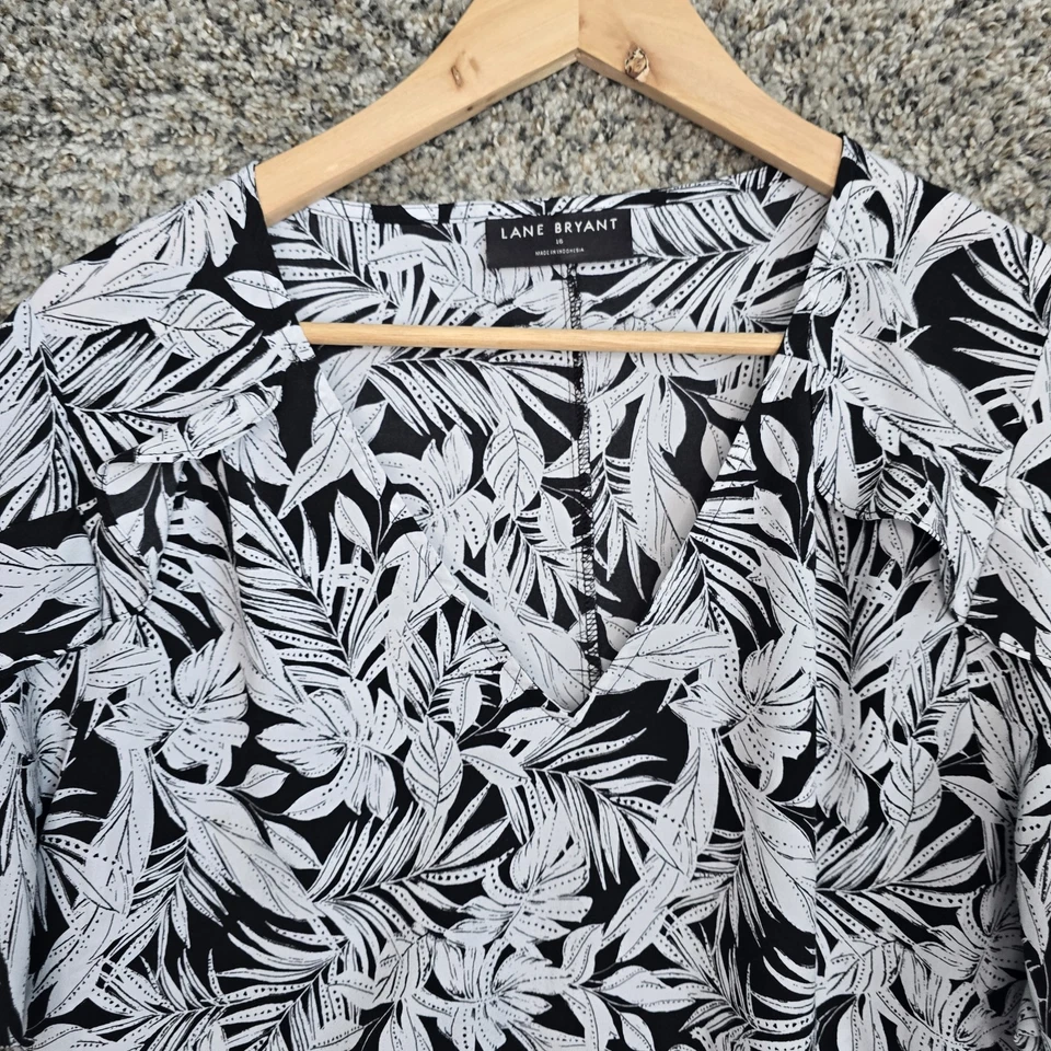 Blusa Lane Bryant Top Mujer Plus 16 Negra Estampado Floral Cuello en V Manga Acampanada Foto 4 de 4