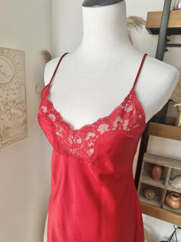 Lencería sin cordones vintage Victoria’s Secret Union hecha en EE. UU. roja sedosa talla pequeña Foto 2 de 4