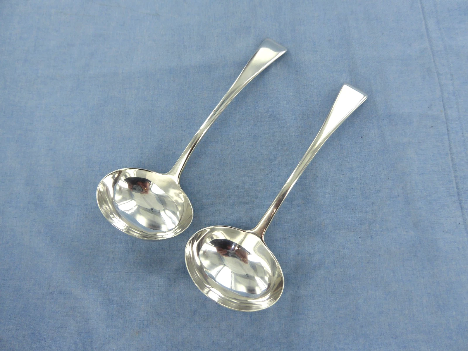 AN ANTIQUE PAIR OF STERLING SILVER OLD ENGLISH SAUCE LADLES .LONDON 1812.