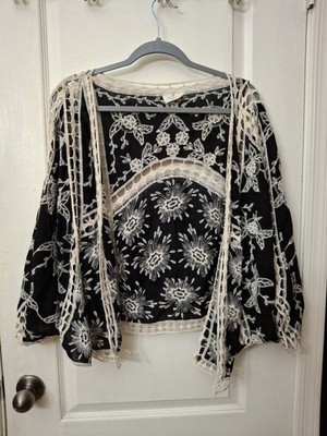 Adorable Ember Black & Off White Cover Up. Great W Jeans. Size Large