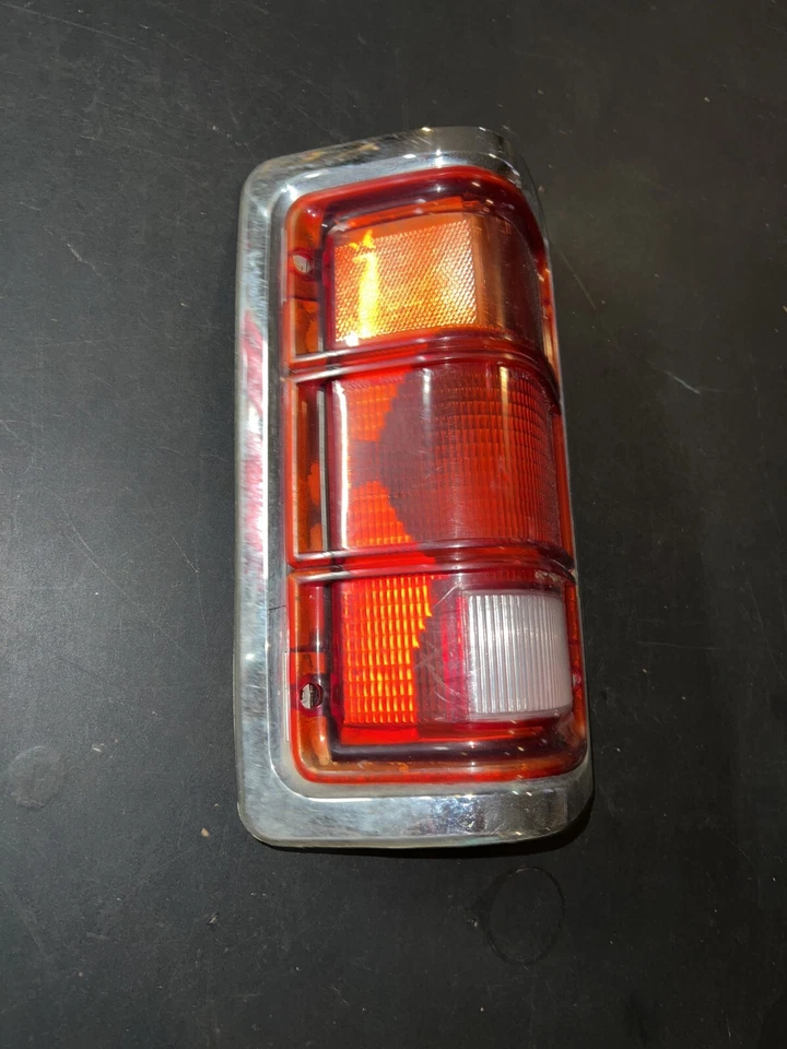 Luz trasera lateral del conductor de camioneta Dodge 1981-1987 LH 82 83 84 85 86 87 Mopar 4357005 Foto 3 de 4