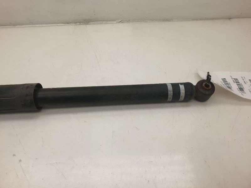 Toyota Prius C 2013 dos 1,5 L tracción delantera en el lado del conductor amortiguador trasero  Foto 3 de 4