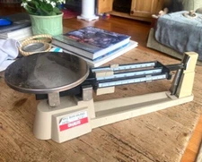 OHAUS TRIPLE BEAM BALANCE SCALE-5LB 2 OZ-USED BUT WORKS GREAT-USA MADE-700 SERIE