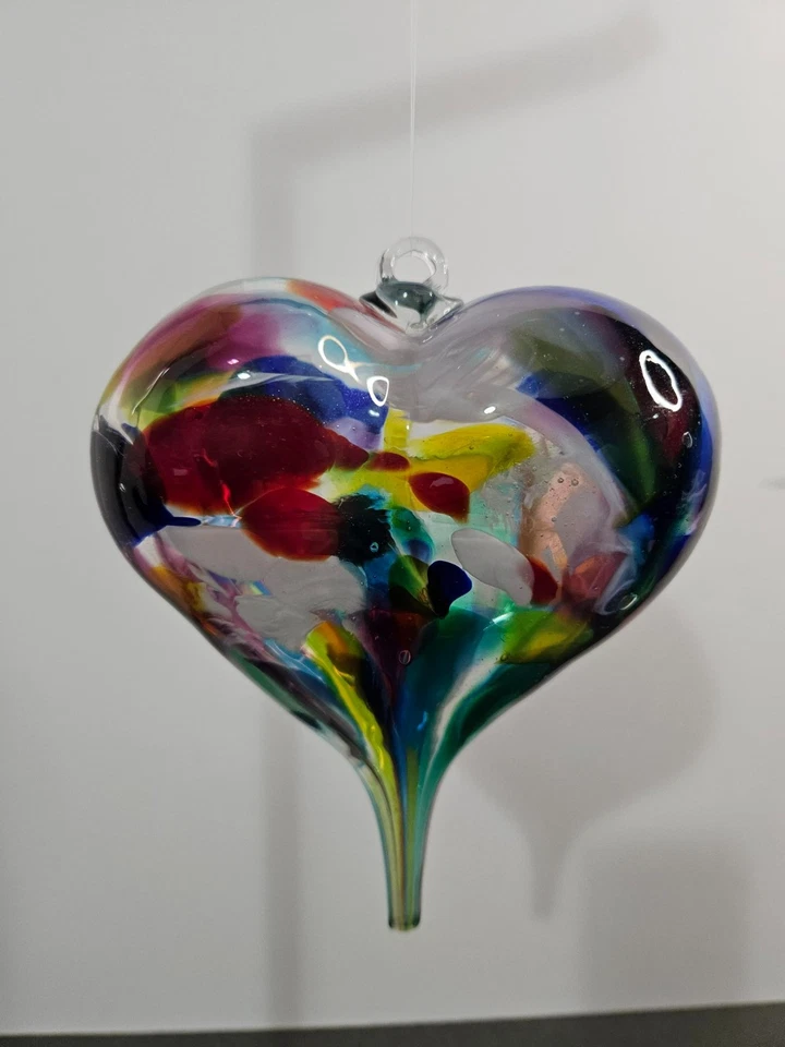 Atrapasol Soplado a Mano Multicolor Grande en Forma de Corazón 7" x 5" x 3.5" Foto 2 de 4