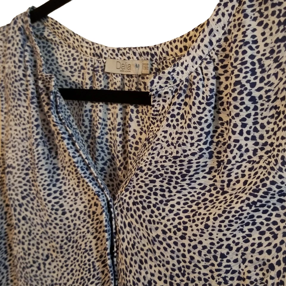 Blusa sin mangas Dalia para mujer talla M blanca azul estampado animal Foto 4 de 4