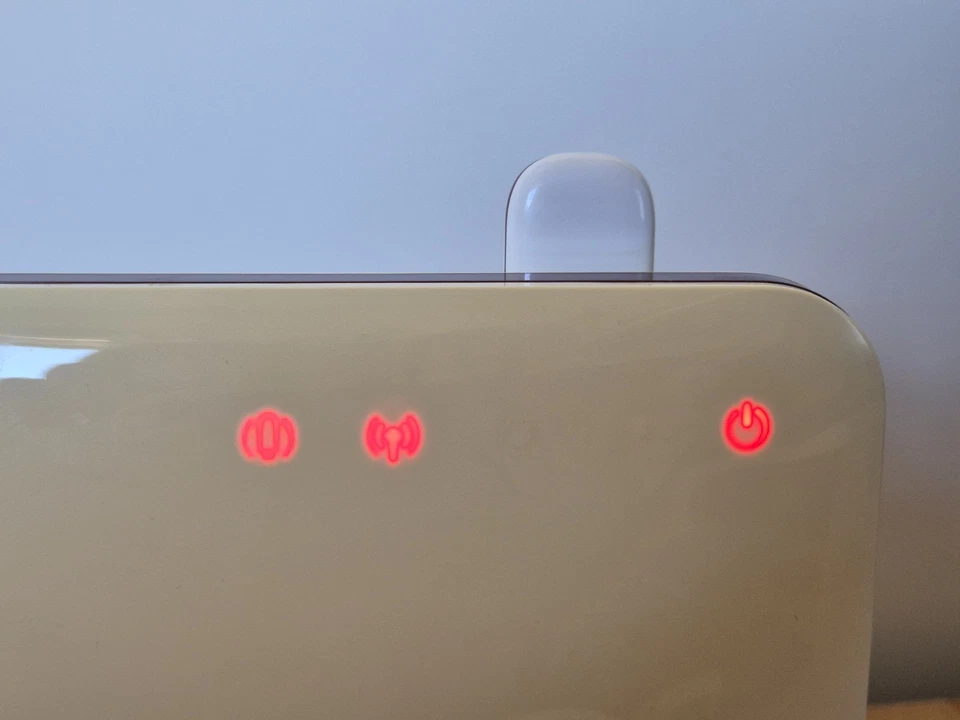 Vodafone DSL-EasyBox 602 WLAN Router & mobil UMTS-USB-Stick inkl. Zubehör in OVP - Bild 4 von 4