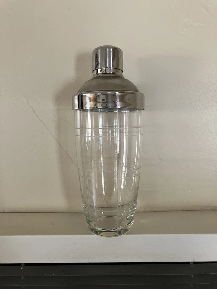 Coctelera Martini de colección vidrio grabado borde acero inoxidable tapa coladora COMO NUEVA Foto 2 de 3