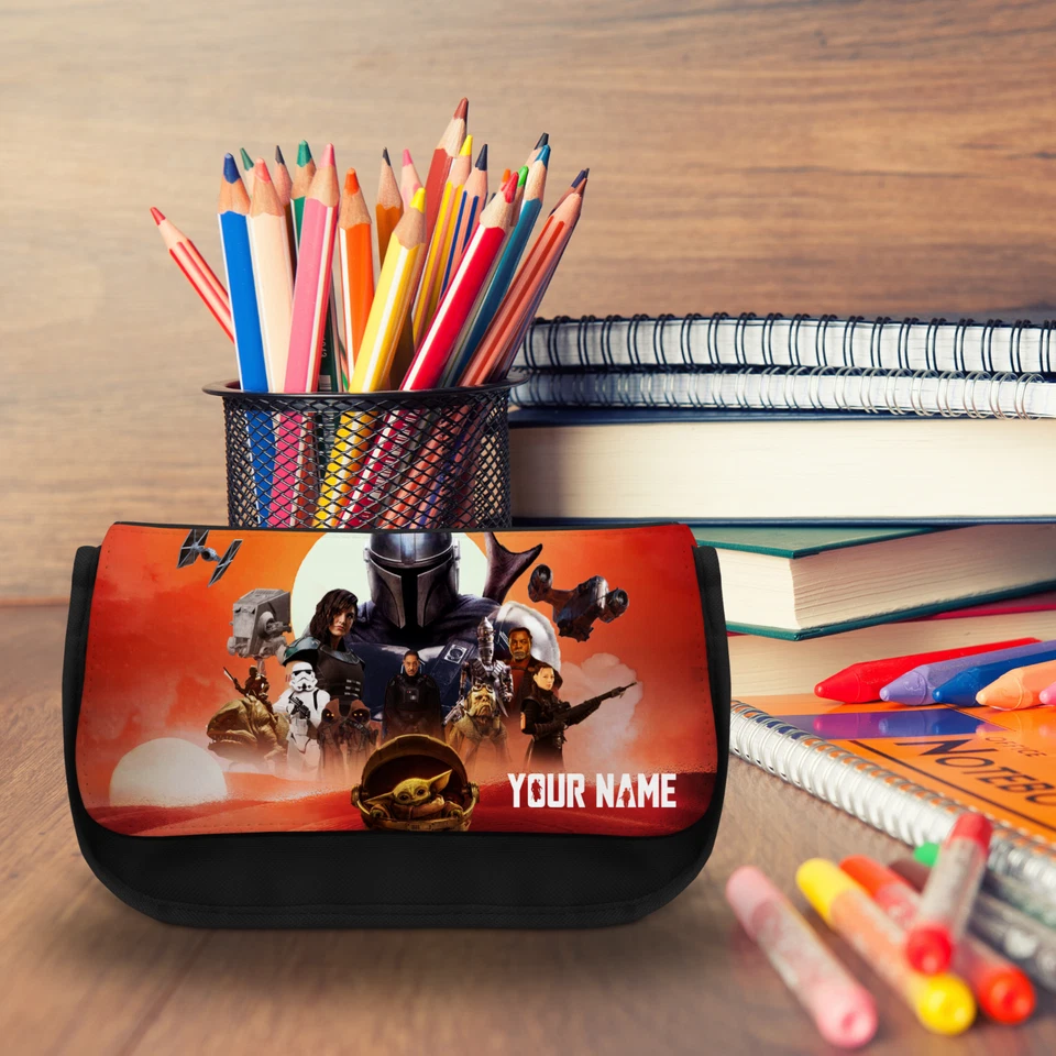 Personalisiertes schwarzes Federmäppchen/Schminktischetui Mandorlorian - Name hinzufügen - PCB 1004