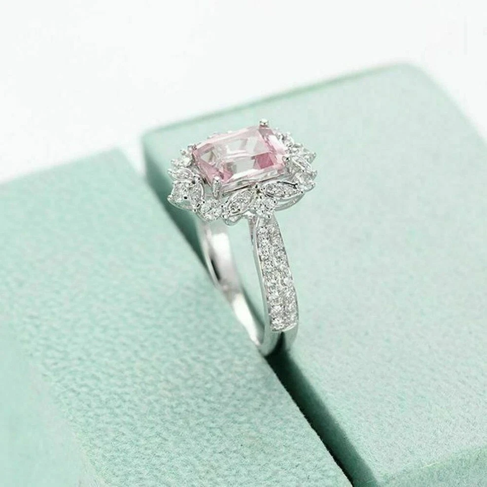 Anillo de compromiso vintage con halo de diamantes rosas simulados de 2 quilates enchapado en oro blanco de 14 quilates Foto 4 de 4