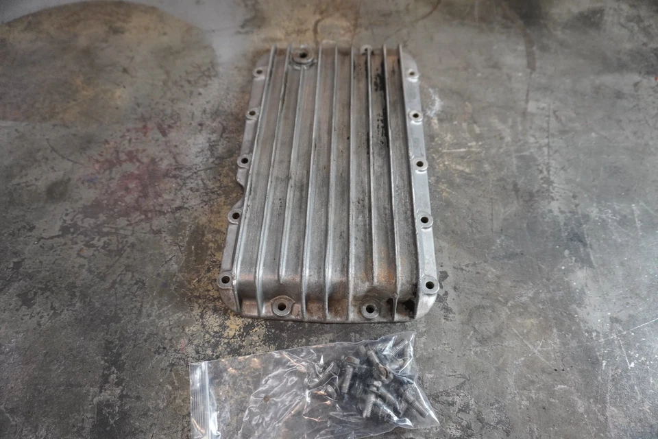 BMW R75/5 1970 cárter de aceite del motor con pernos OEM buen estado usado. Foto 3 de 4