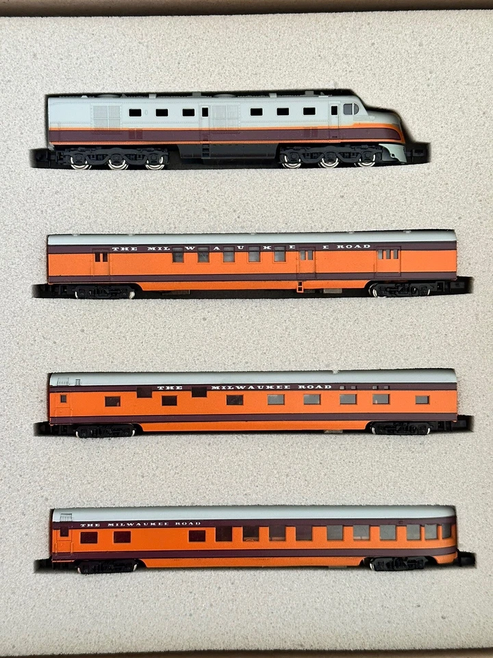 ConCor N Scale Milwaukee Rd Olympian Hiawatha 1 Loco, 1 Dummy, 6 Cars - Image 4 of 4