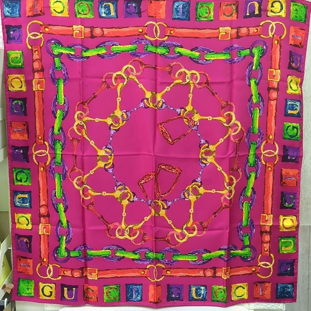 Foulard GUCCI 100% soie rose Made in Italy
