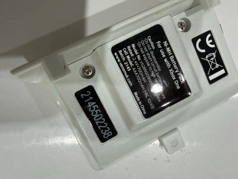Venom VS2860 Twin Rechargeable Battery Packs for Xbox One Controller Pad - White - Image 2 of 4