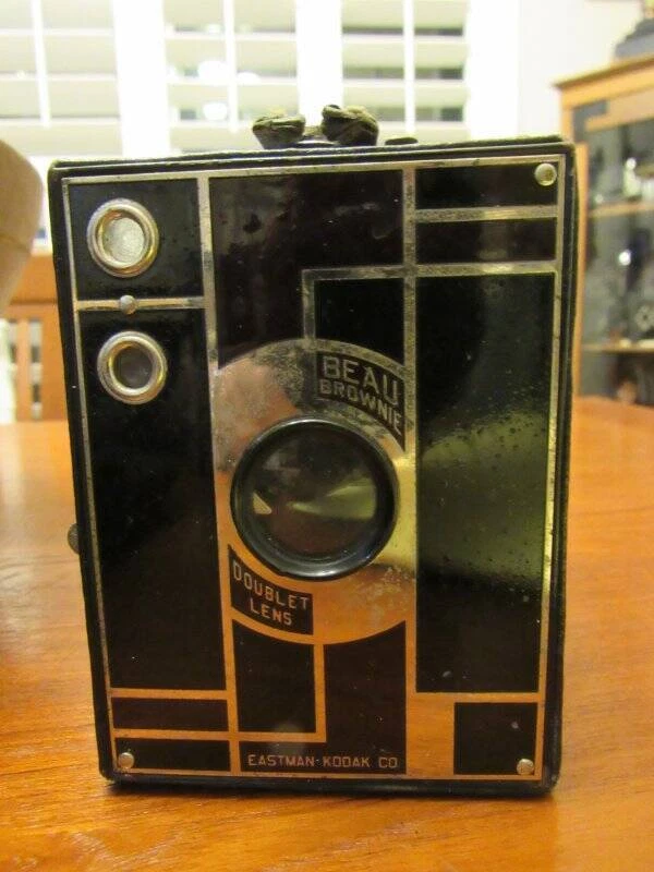 Cámara Kodak Beau Brownie negra/borgoña 2 cajas-Art Deco-Walter Dorwin Teague Foto 2 de 4