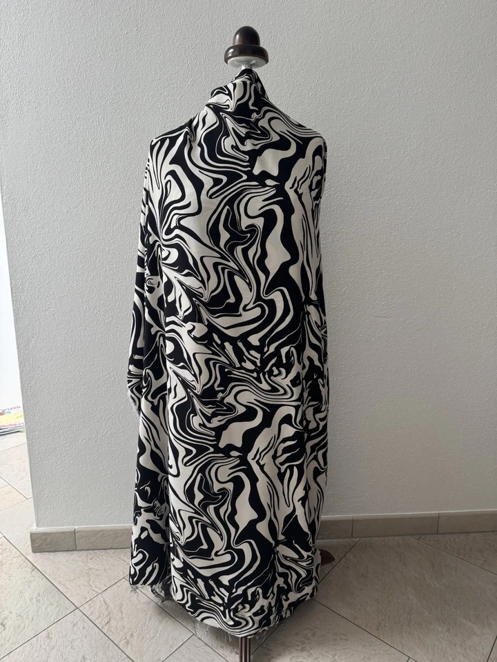 Italien Design  Sehr Schwere Viscose  2,50 Mtr x 1,52 Breit Wellen Schwarz Creme - Bild 3 von 4