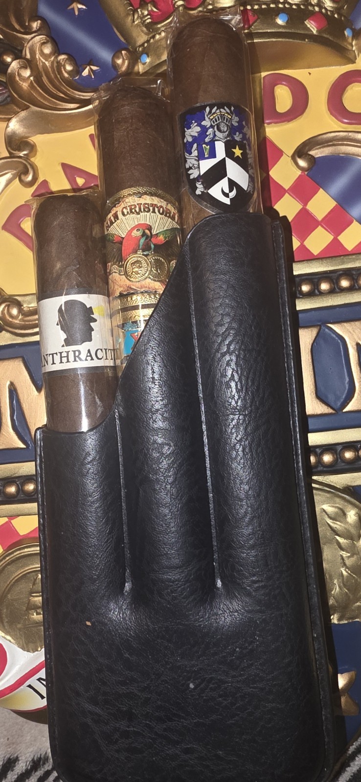 DIAMOND CROWN MAXIMUS RESIN WALL PLAQUE PLUS A CIGAR CASE CONTAINING CIGARS 