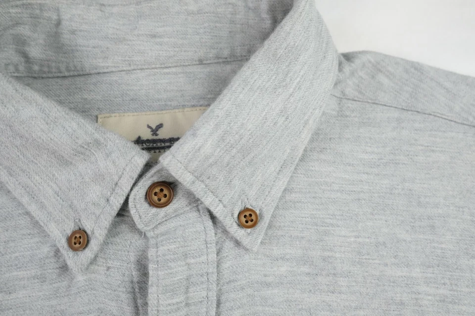 Camisa gris con botones de calce clásico de algodón muy suave de American Eagle para hombre XS Foto 3 de 4