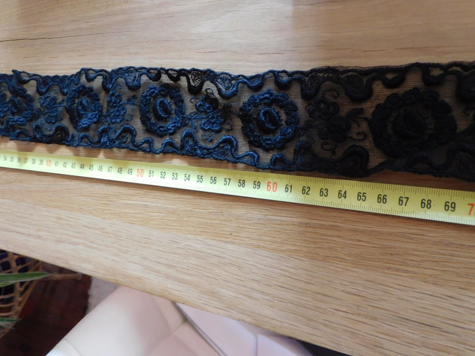 Dentelle ancienne broderie sur tulle noir 70 cm x 6 cm - Photo 2/4