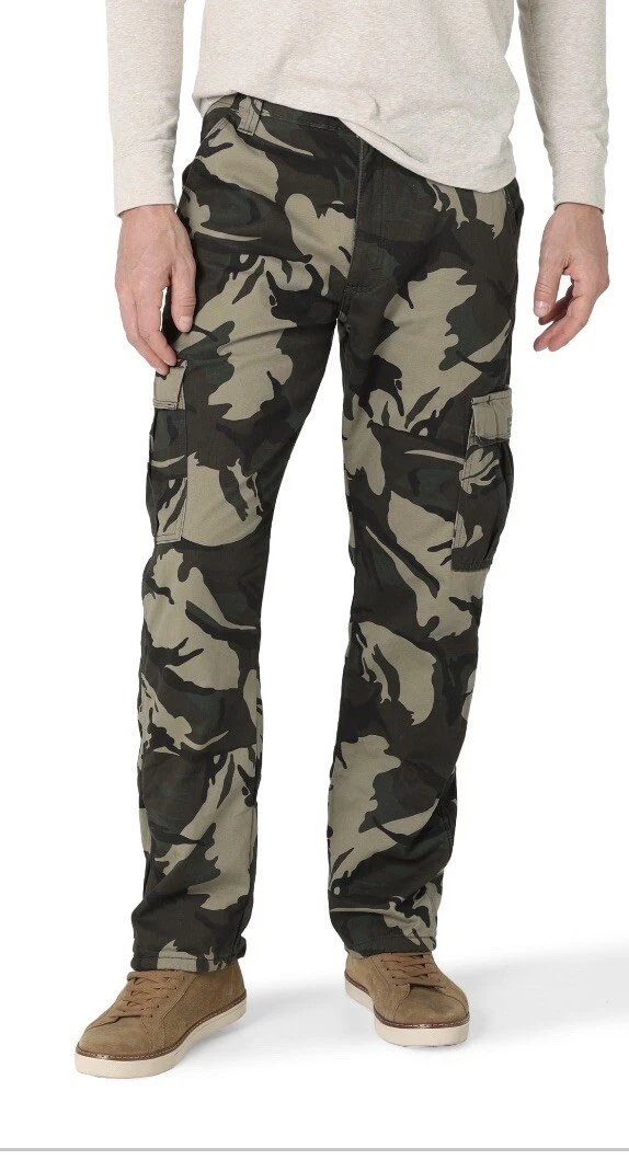 NWT Wrangler 32x34 Men's Camo Fleece Lined Relaxed Fit Cargo Pants.