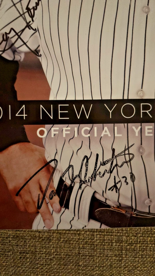 FIRMADO: 2014 Anuario Oficial Yankees Jeter Cubierta (Girardi, Robertson +1) Foto 3 de 4