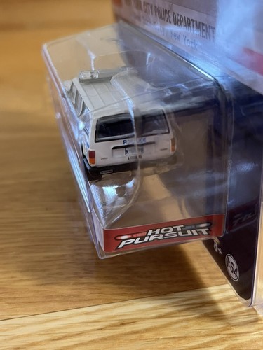 Greenlight 1/64 Hot Pursuit 1997 Jeep Cherokee NYPD Limited Edition Series 38 - Picture 4 of 8