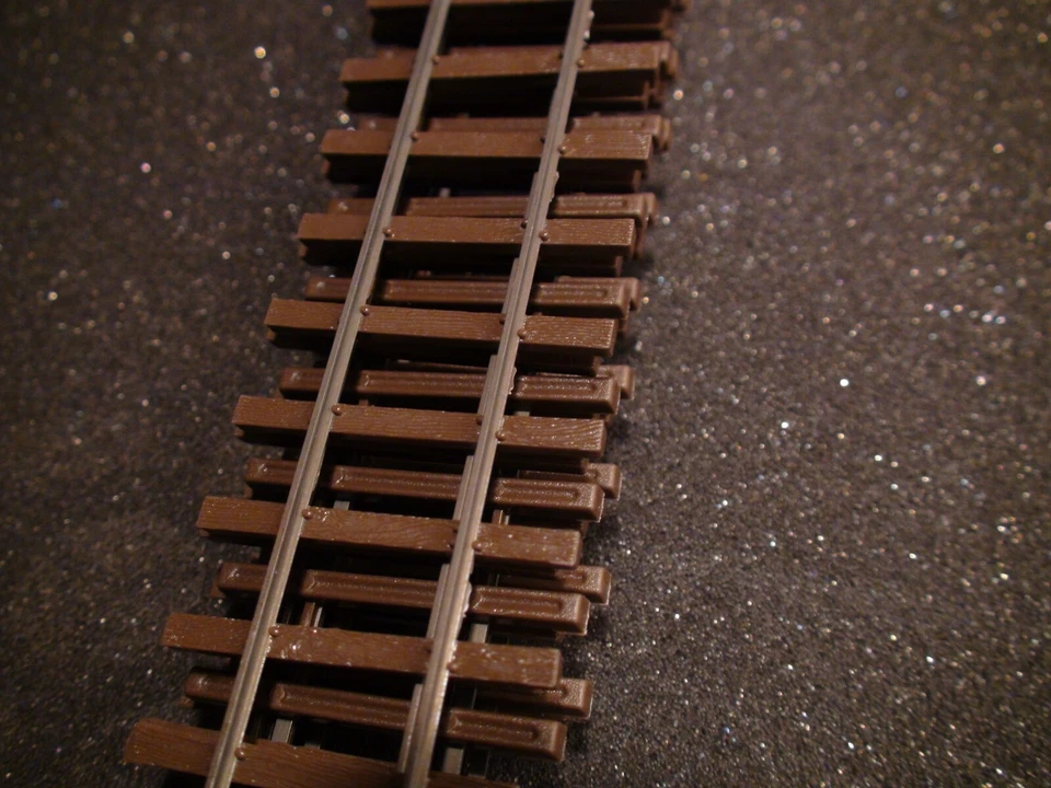 ON30 Micro-Engineering #12-138 ON30 SCALE Code 83 Flex Track WEATHERED - Image 3 of 4