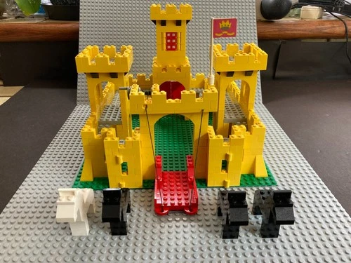 1978 Lego #375 Yellow Castle No Minifigures comes with flag and horses NO FIGS