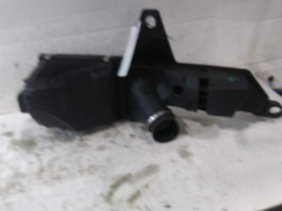 Used Air Cleaner Assembly fits: 2015 Bmw 320I w/M-Sport package Grade A - Image 2 of 4