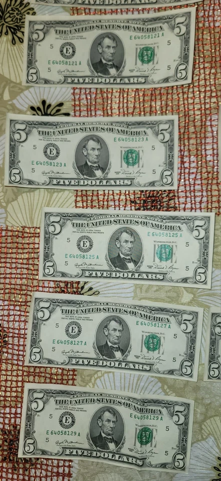 Billete de 17 - $5 de la Reserva Federal secuencialmente # nunca circulado E64058113A - 129A Foto 4 de 4