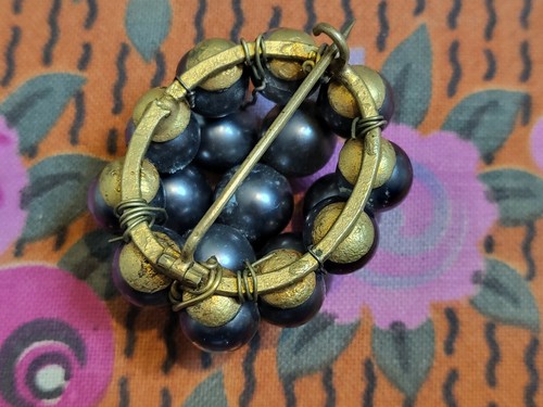 Broche ancienne volume perle acrylique anthracite 3,8 sur 3,1 cm - Picture 6 of 7