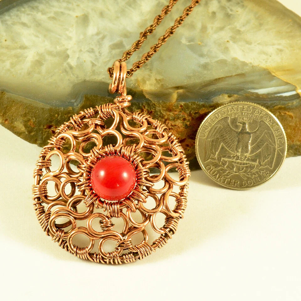 Colgante de cristal de coral rojo - Envuelto en alambre de cobre puro - Joyería artesanal única Foto 3 de 4