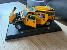 Sammlerstück,  Modellauto eines gelben Hummer H2 SUV
