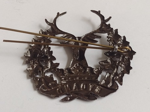 WW1 Gordon Highlanders Scottish Cap Badge Paint on White Metal Antique Original - Picture 9 of 10