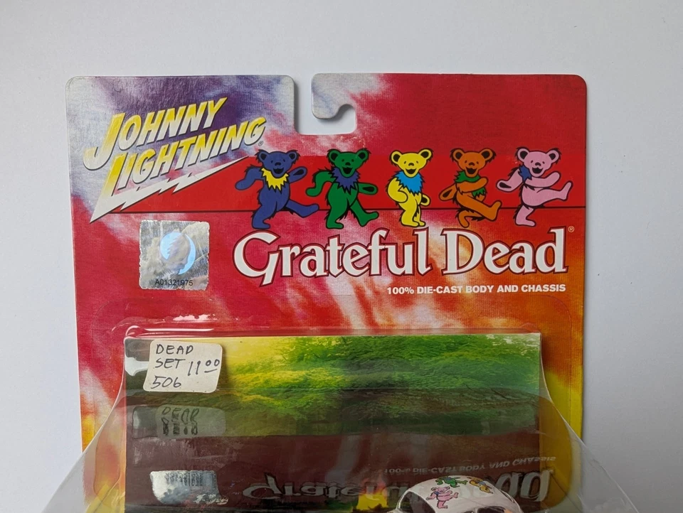 Johnny Lightning Grateful Dead Forever Jerry VW Bus and Bug Diorama - Image 2 of 4