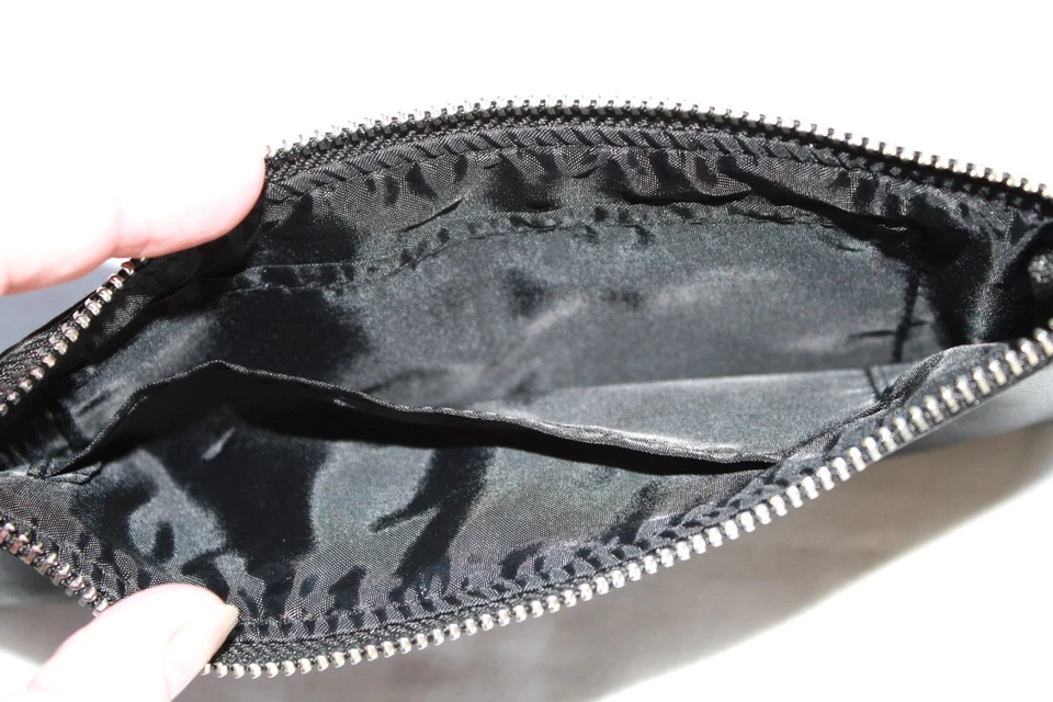 Cepillo para el cuidado de la piel y/o bolsas de cosméticos Bobbi Brown negras Foto 4 de 4